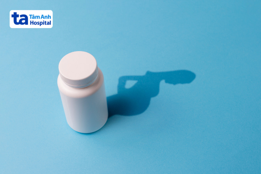 Lọ thuốc màu trắng với bóng hình người, biểu tượng tác dụng phụ tramadol