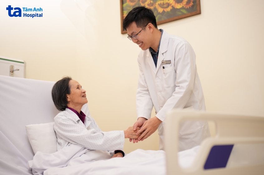 thăm khám cho bà nhỏ