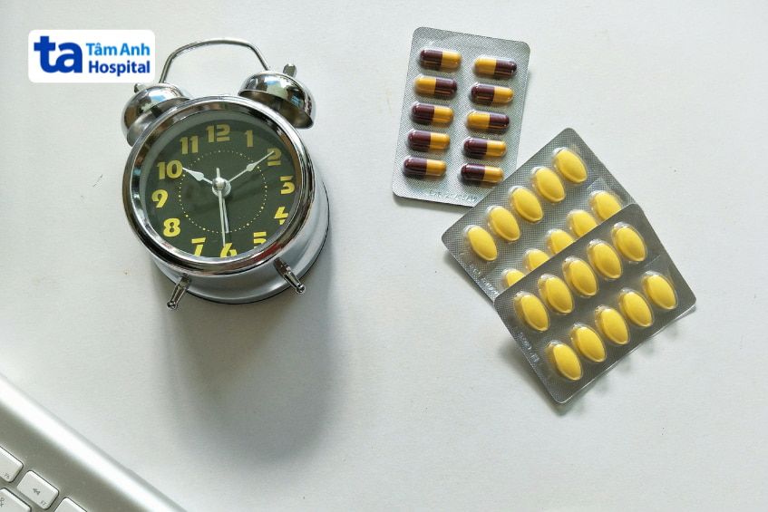 Đồng hồ và vỉ thuốc minh họa thời điểm dùng tramadol