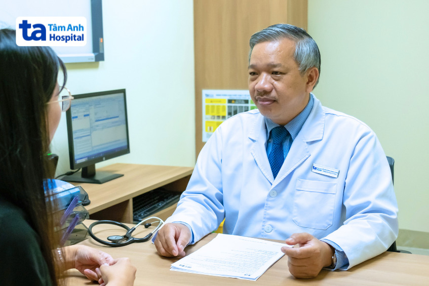 ThS.BS.CKII Huỳnh Hoàng Khang đang thăm khám và tư vấn sức khỏe tim mạch cho bệnh nhân