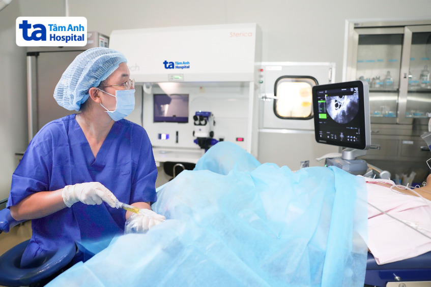 ths.bs giang huỳnh như thận trọng chọc hút từng noãn cho người bệnh