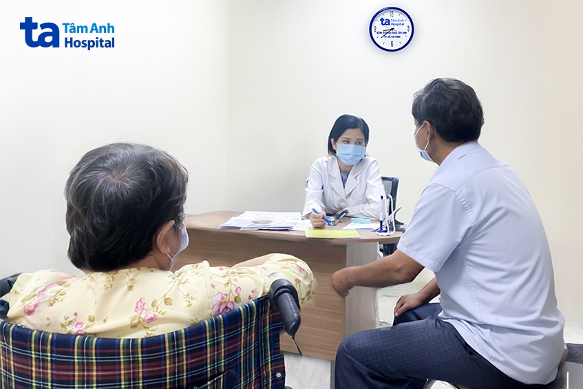 ths.bs trần nguyễn quỳnh trâm hướng dẫn người nhà bà minh cách chăm sóc người bệnh tiểu đường