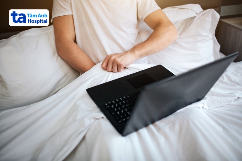 thủ dâm hoặc quan hệ tình dục mạnh bạo là một trong những nguyên nhân khiến dương vật bị xước