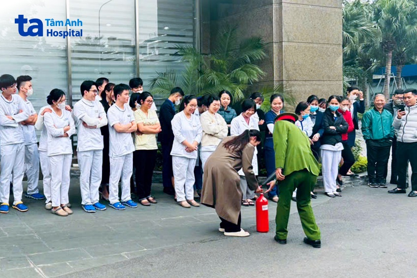 thực hành thao tác sử dụng thiết bị chữa cháy