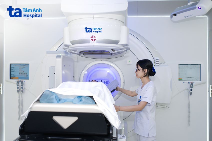 thực hiện xạ trị cho bệnh nhân ung thư