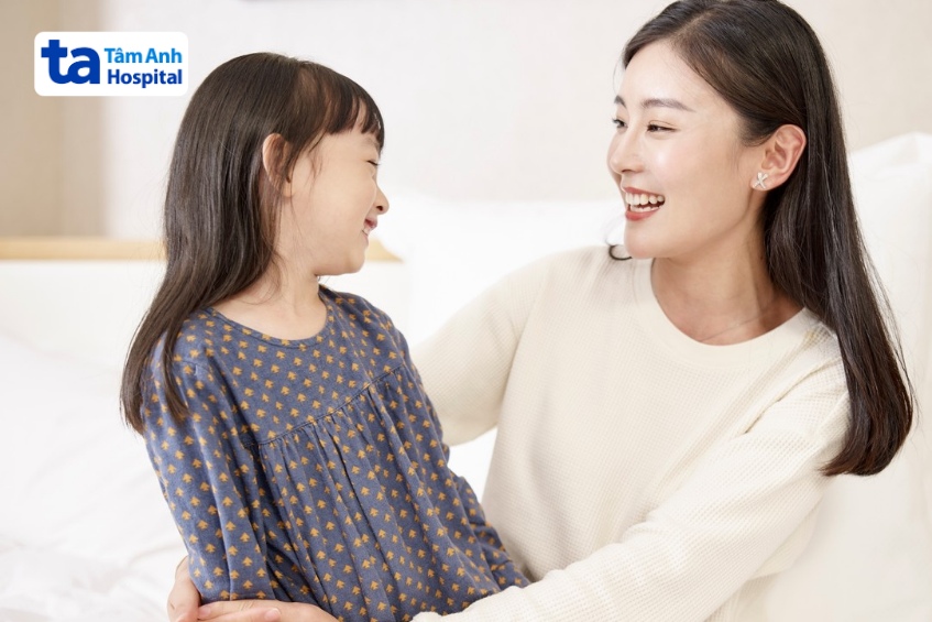 thường xuyên trò chuyện, khuyến khích trẻ