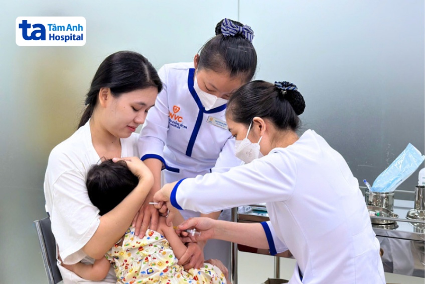 tiêm phòng sởi cho bé