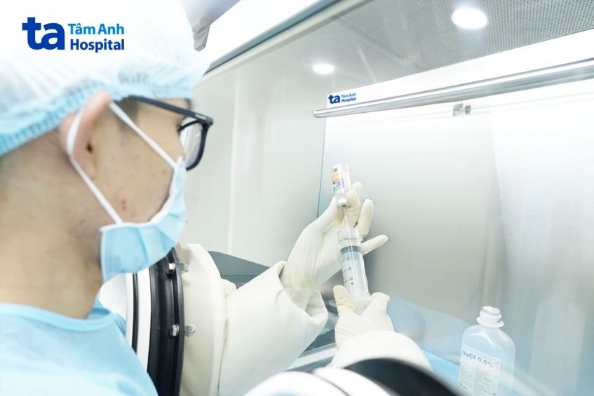 tiêm thuốc cho bệnh nhân