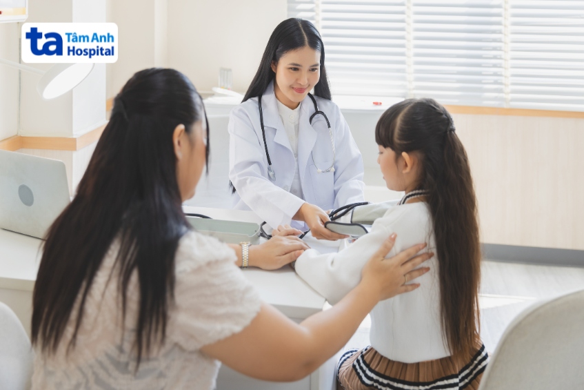 trẻ có dấu hiệu nhiễm trùng đường tiểu cần được bác sĩ khám