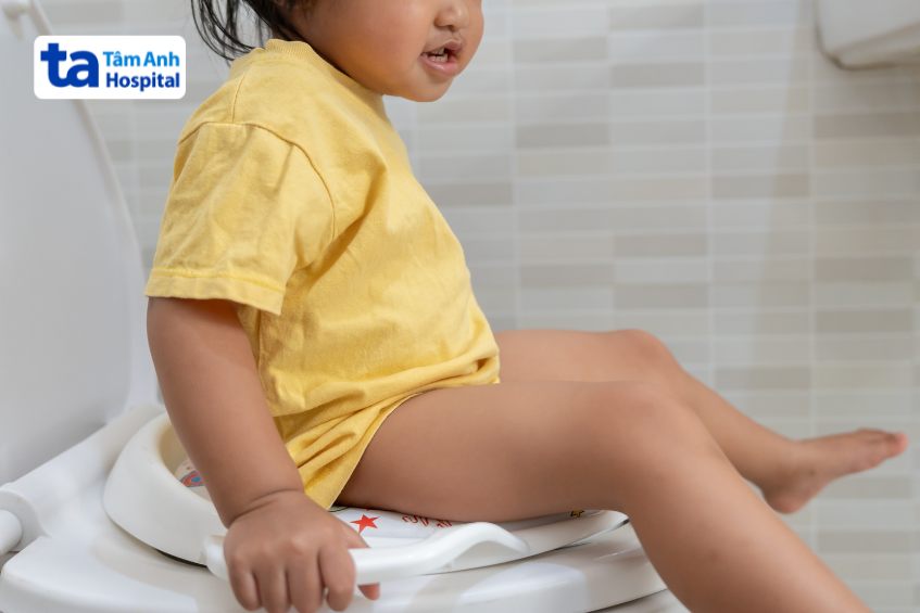 trẻ đi vệ sinh
