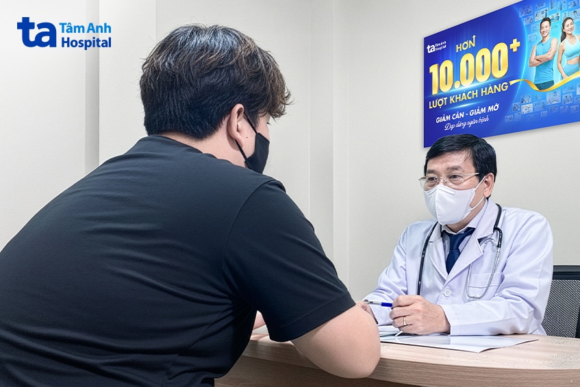 ts.bs lâm văn hoàng đang tư vấn cho người bệnh