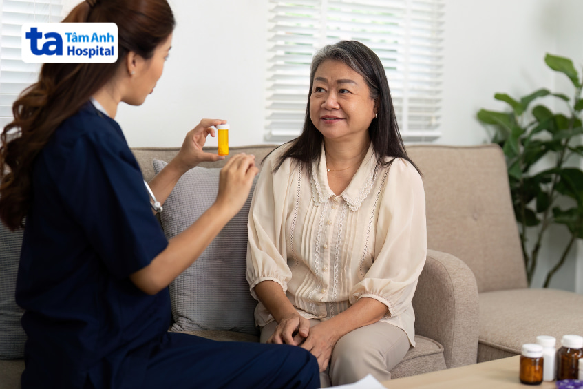 Bác sĩ tư vấn bệnh nhân về sử dụng thuốc ursodeoxycholic acid trong điều trị bệnh gan mật