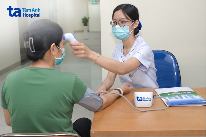 y tá kiểm tra cho bệnh nhân