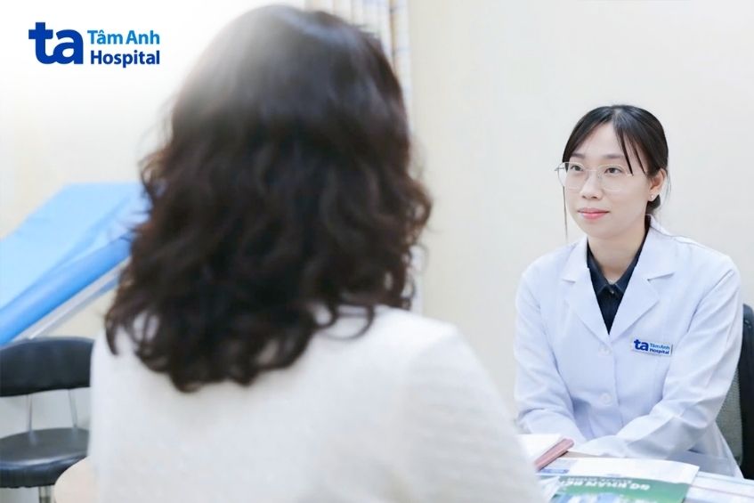 Mai đang được thạc sĩ Nhi tham vấn tâm lý