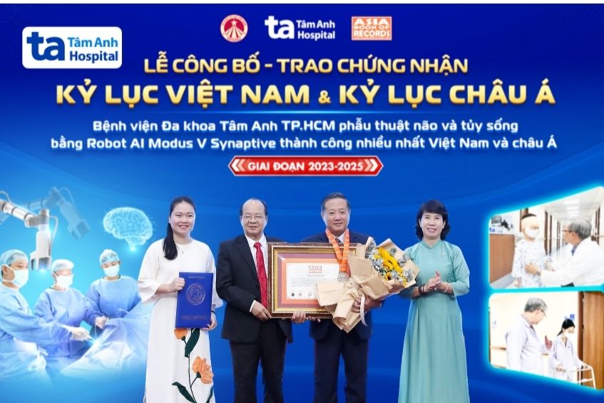 Trao chứng nhận robot ai cho bác sĩ trần quang bính