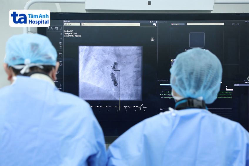 máy tạo nhịp không dây có kích thước siêu nhỏ được bác sĩ đưa vào người bệnh nhân