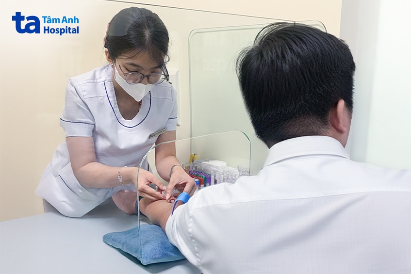 anh nghĩa được điều dưỡng lấy máu để làm các xét nghiệm cơ bản
