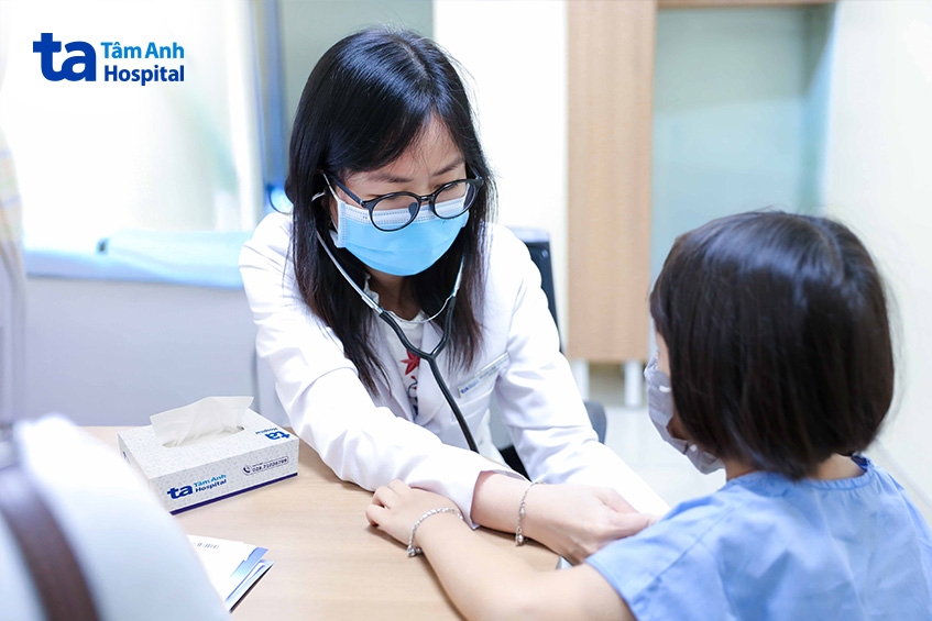 bác sĩ bội hy kiểm tra sức khỏe cho minh khi bé tái khám