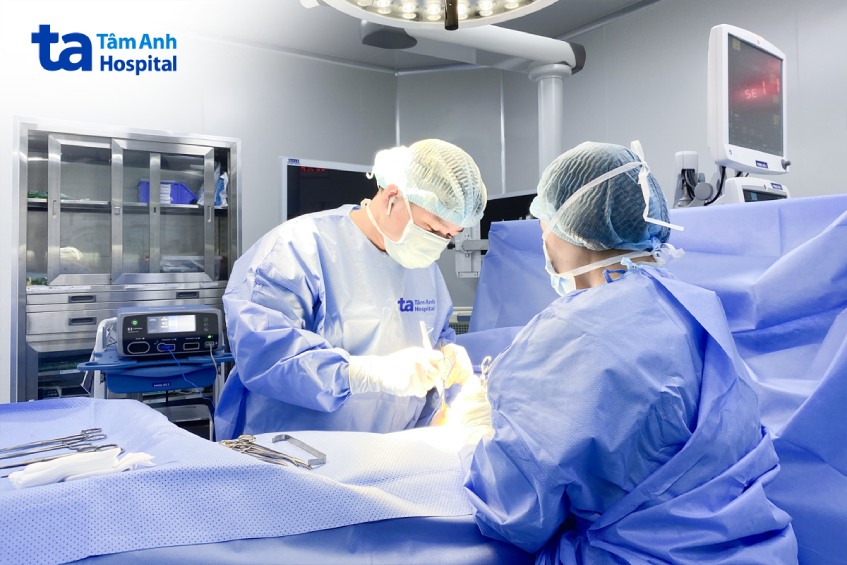 bác sĩ đang điều trị cho bệnh nhân