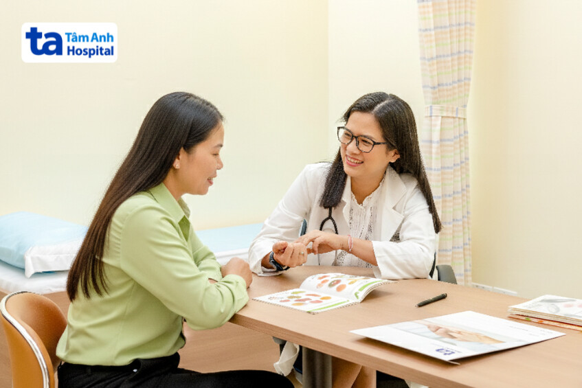 bác sĩ đang tư vấn cho khách hàng