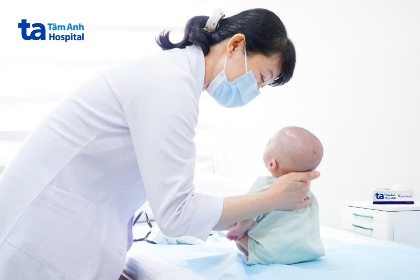 bác sĩ dung kiểm tra chức năng vận động cho bé