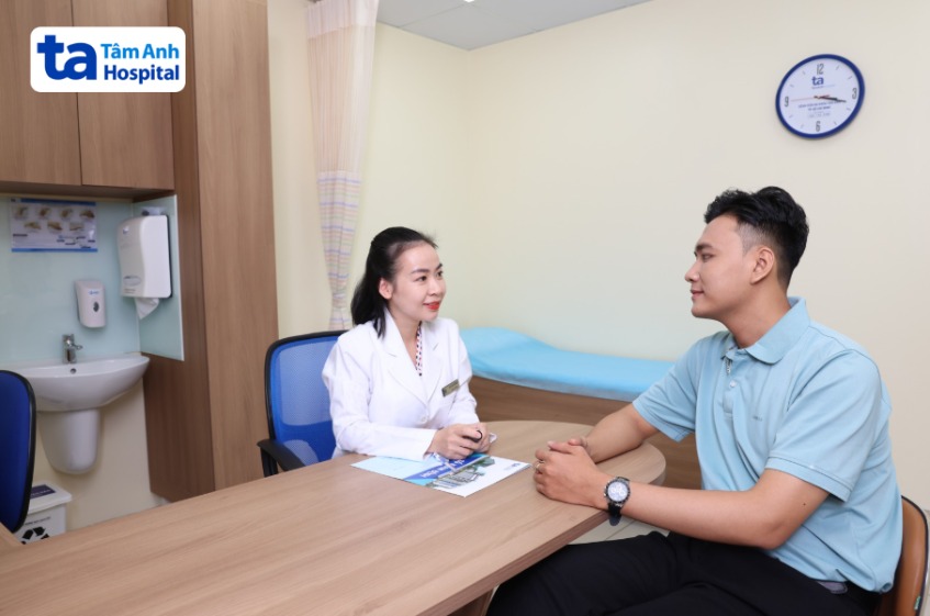 bác sĩ duy tư vấn cho khách hàng