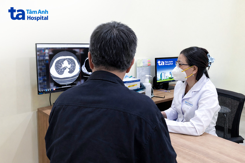 bác sĩ hà giải thích tình trạng phổi và tác nhân gây vấn đề hô hấp cho người bệnh