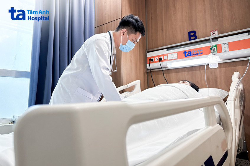 bác sĩ Hoàng Anh khám cho người bệnh