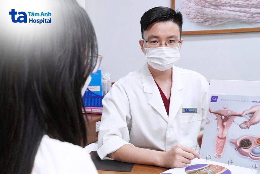 Bác sĩ Thắng tư vấn phương pháp điều trị vô sinh cho chị Hòa