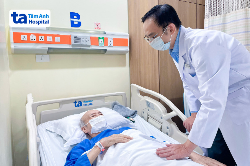 bác sĩ Hữu kiểm tra sức khỏe cho ông Sơn sau mổ