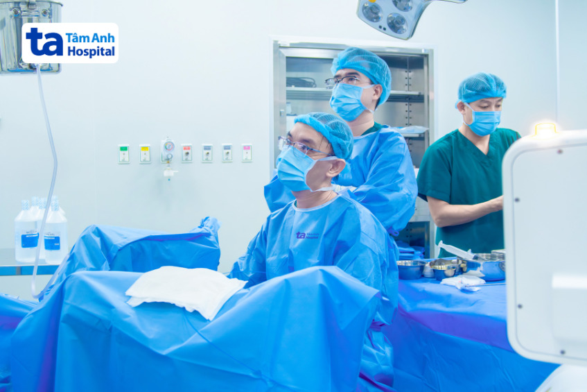 bác sĩ Hữu (ngồi) phẫu thuật bóc nhân tuyến tiền liệt bằng Laser cho bệnh nhân
