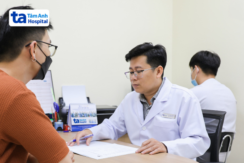 bác sĩ huy khám và tư vấn cho bệnh nhân