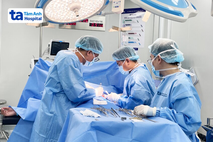 bác sĩ huy phẫu thuật bóc tách mô tuyến vú cho bệnh nhân