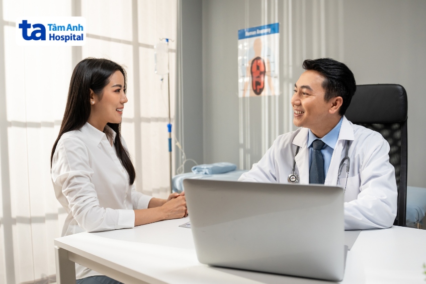 bác sĩ khảo sát các chỉ số khám sức khỏe tổng quát