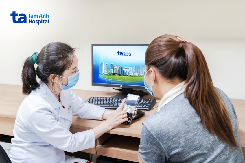 bác sĩ kim giải thích cho người nhà của hiền trước phẫu thuật