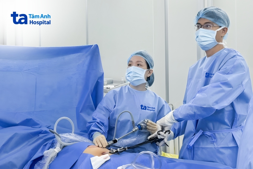 bác sĩ kim (người đầu tiên, từ trái qua) và ê-kip bác sĩ mổ cho hiền