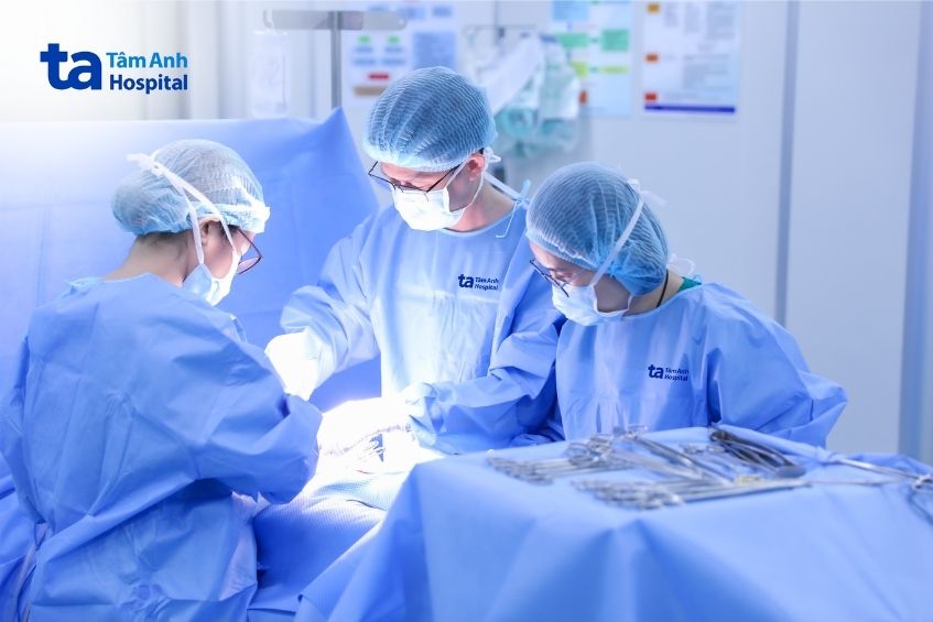 bác sĩ mổ tử cung cho thai phụ