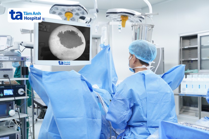 bác sĩ phẫu thuật cho người bệnh