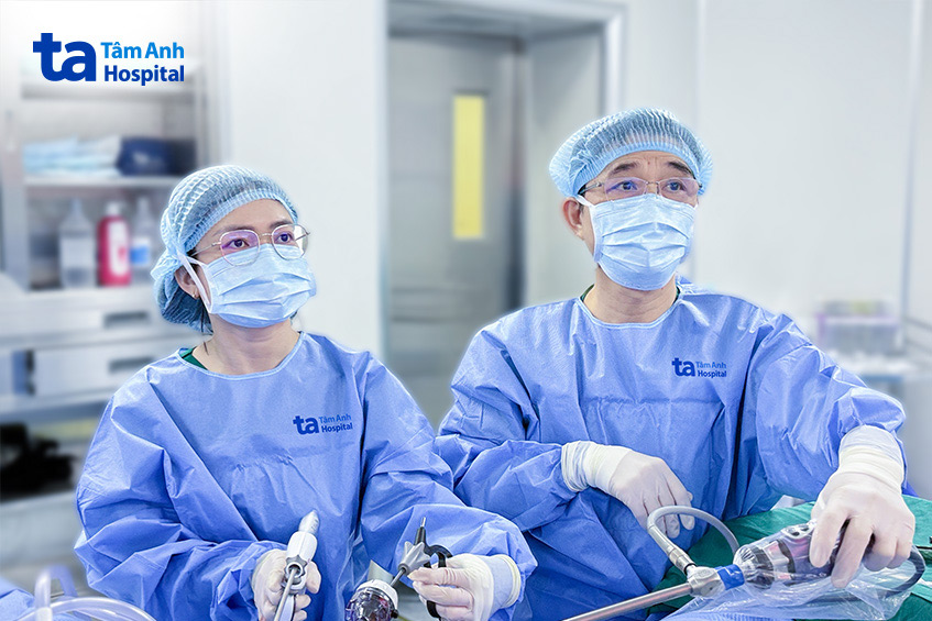 Bác sĩ phẫu thuật nội soi xử lý tổn thương phổi cho bệnh nhân