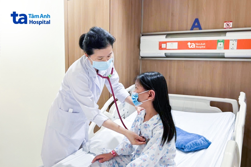 bác sĩ phú khám cho bé tú trước khi xuất viện