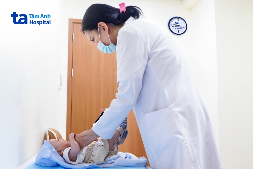 bác sĩ phượng kiểm tra toàn diện sức khỏe của bé khi tái khám trước tết