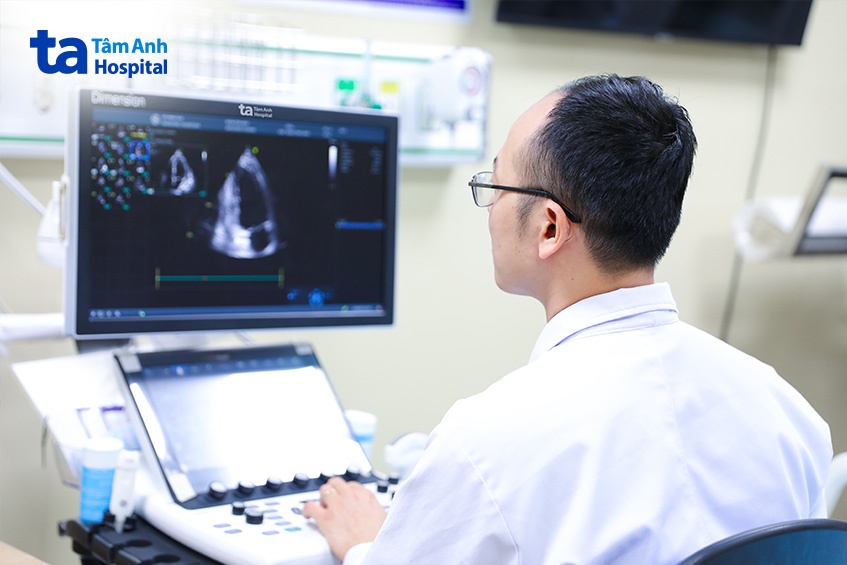 Bác sĩ siêu âm để xác định mức độ tổn thương tim cho bệnh nhân