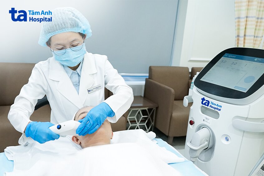 bác sĩ sử dụng sofwave trẻ hóa da