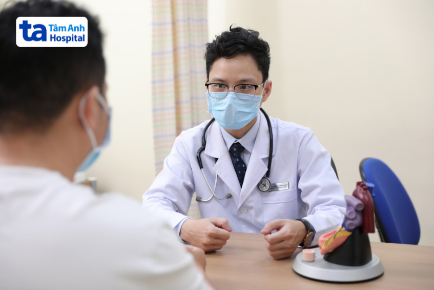 bác sĩ thăm khám bệnh nhân