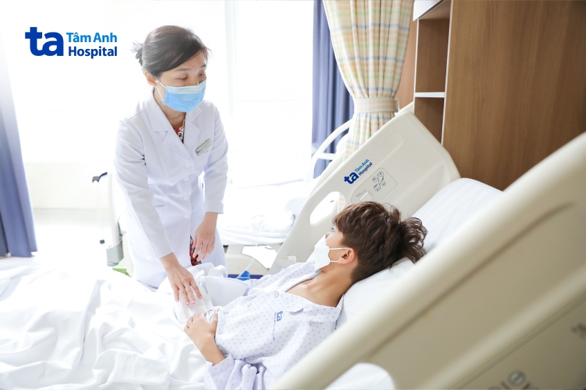 bác sĩ thiên kim khám cho tony trước khi xuất viện