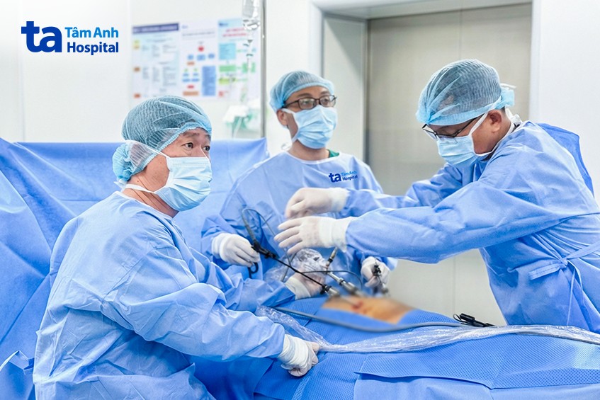 bác sĩ thực hiện nội soi gắp dị vật