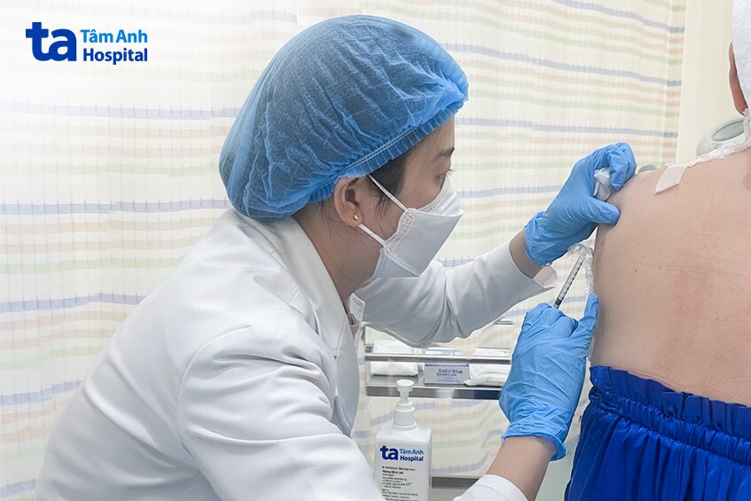 bác sĩ tiêm thuốc trị sẹo lồi cho bệnh nhân