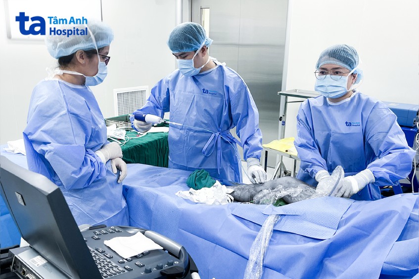Bác sĩ tiến hành thủ thuật bơm keo trị suy tĩnh mạch mạn tính cho người bệnh