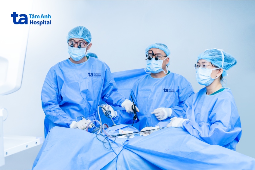 bác sĩ trọng (giữa) và êkíp mổ nội soi cắt ruột thừa cho tony