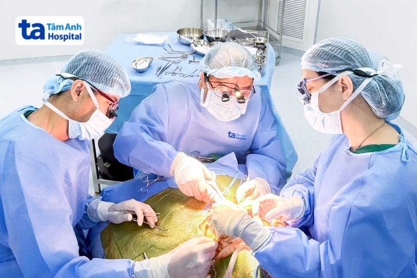 bác sĩ trọng (ở giữa) và êkíp phẫu thuật loại bỏ khối u cho bé minh